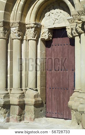 détail de l'entrée de l'église romane de Saint-Jacques, aguero, Espagne