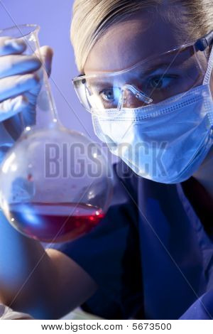 Ženské vědec nebo lékaře s červenou tekutinu v laboratoři