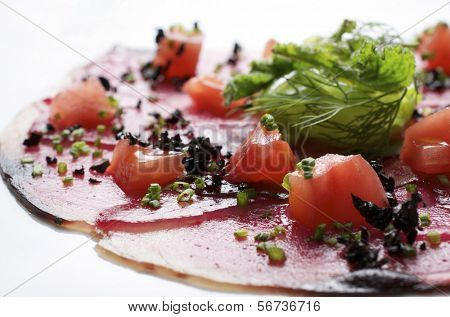 czele carpaccio z tuńczyka z pokrojoną w kostkę pomidorów