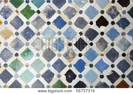 primer plano de un azulejo de cerámica en el Palacio de la Alhambra, Granada, Andalucía, España