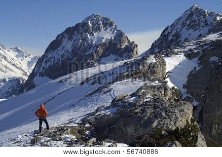 alpinista contra Foratata pico en Valle de Tena, Huesca, Pirineos, Aragon, España
