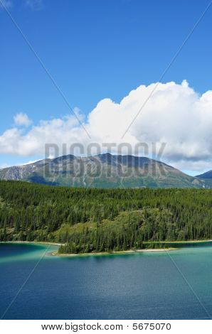 Lago Smeraldo, cielo e montagne, territorio dello Yukon, Canada