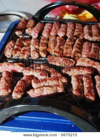 Cevap, en slags rullet hakket kød tilberedt på Grill svarende til tyrkiske Kebab
