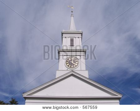 Передний вид церковь шпиль