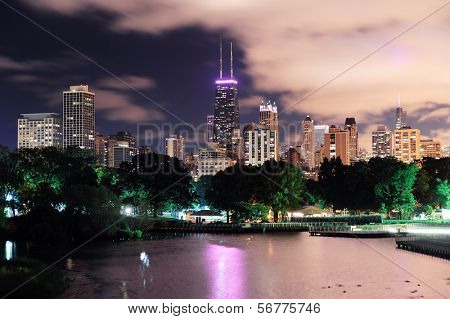 Chicago stad stedelijke wolkenkrabber nachts over meer gezien vanuit Lincoln Park.
