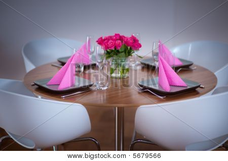 Pyöreän pöydän moderni tarjoilua