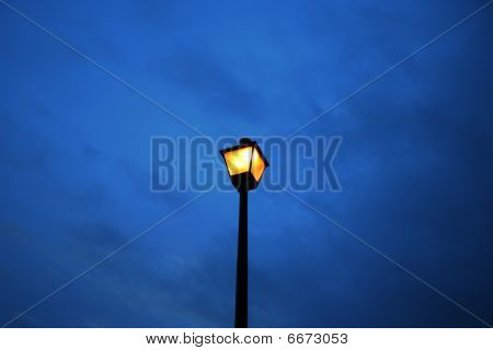Lampost kış gökyüzü arka planda