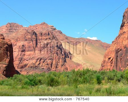 czerwone skały wzgórza