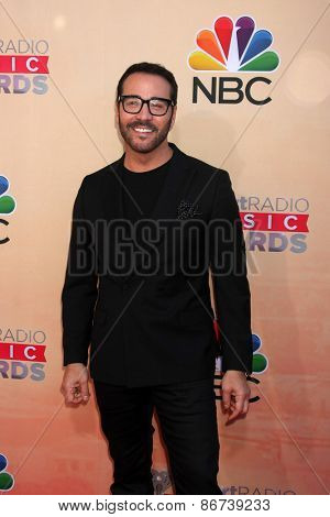 LOS ANGELES - MAR 29:  Jeremy Piven at the 2015 iHeartRadio Music Awards at the Shrine Auditorium on March 29, 2015 in Los Angeles, CA