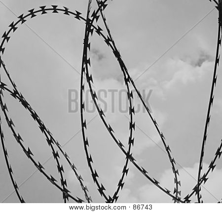 Razor Wire und dunkle Wolken