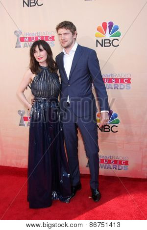 LOS ANGELES - MAR 29:  Carice van Houten, Kees van Nieuwker at the 2015 iHeartRadio Music Awards  at the Shrine Auditorium on March 29, 2015 in Los Angeles, CA