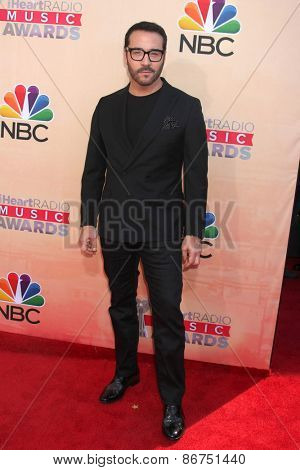 LOS ANGELES - MAR 29:  Jeremy Piven at the 2015 iHeartRadio Music Awards at the Shrine Auditorium on March 29, 2015 in Los Angeles, CA