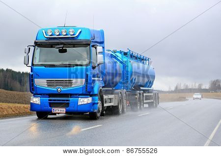 Blue Renault Premium 460 Tank Truck In Rainy Conditions