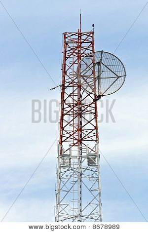 Parabolaantenna a távközlési rádió antenna torony