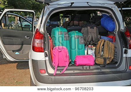 Car Very Full With Suitcases  For Family Travel