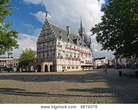 Gouda 1400-tallet City Town Hall i sommertiden.