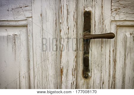 eine alte weiße  Holztür mit einem Metalgriff