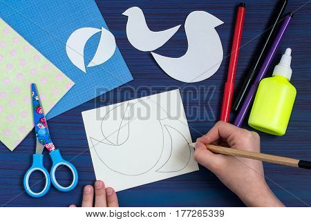 Making a greeting card for Mother's Day. Children's art project. DIY concept. Step-by-step photo instruction. Step 2. Drawing the details by dint of templates