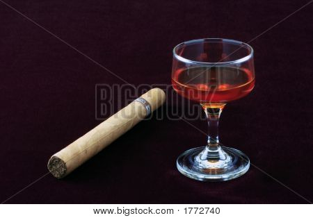 Charutos e bebidas alcoólicas.