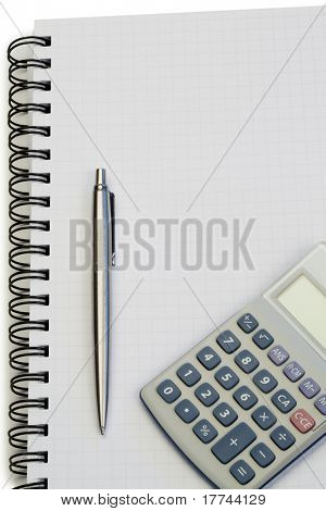 Notizbuch mit Bleistift und Taschenrechner auf weißem Hintergrund