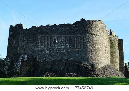 The Dunstaffnage Castle walls curmbling in ruins.