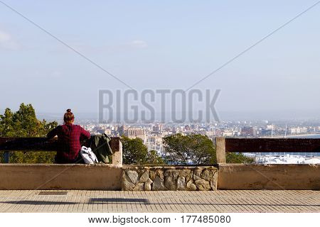 Mirando a la ciudad de mallorca desde el mirador.