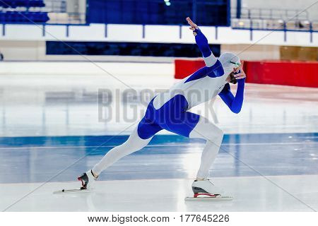 dynamic male speed skater competition in speed skating