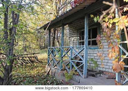Photo autumn abandoned apple orchard with an old fence and a wooden house