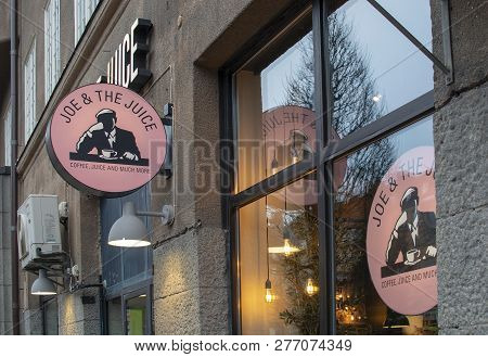 Restaurant Joe And The Juice Sign At Christmas