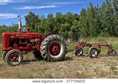 Rollag, Minnesota, September 1, 2018: An Old Restored W-6 Restored Formal Tractor Hooked To To A Two