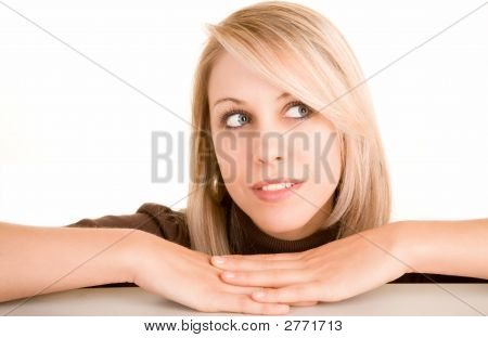 Belle femme Blonde à la recherche sur le côté