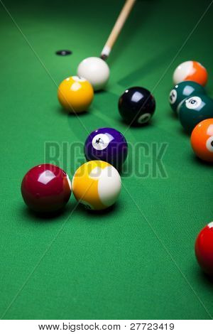 Hra koule pool proti zelené