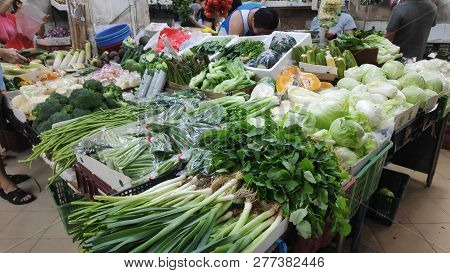 Singapore - Dec 18 2018 : Local Residents Shopping For Fruits And Vegetables At A Local Wet Market I