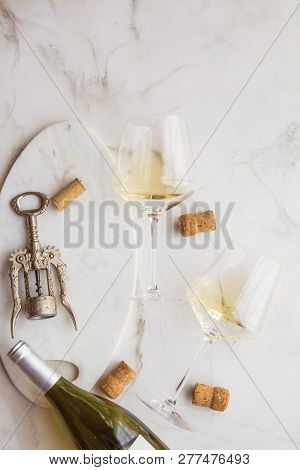 Wine Conzept Background Eine Corks And Glas On Marmor Background.