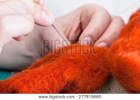 Master Class Of Repairing Fleece Glove Using Needle Felting Process - Craftsman Mixes Fibers In Felt