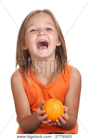 Pigen griner med Orange