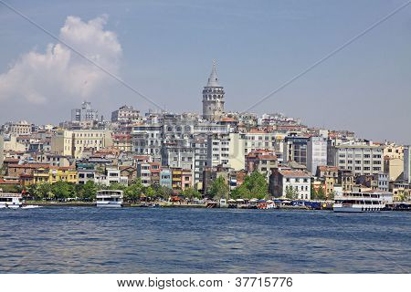 Historické čtvrti Beyoglu a Galata Tower v Istanbulu