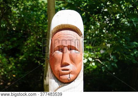 Virginia, U.s.a - July 1, 2020 - Close Up Of One Of The Jamestown Settlement Totem Poles At Powhatan