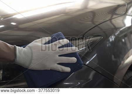 Workers Use Car Wipes, Take Care Of Your Car.