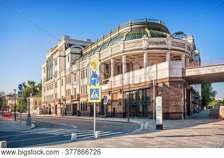 Moscow/russia - 06/24/2020. Residential Complex Negotsiant On Yakimanskaya Embankment In Moscow In T