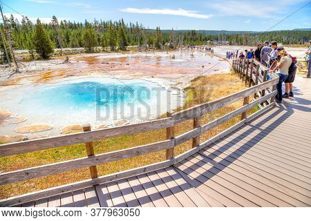 Wyoming, Usa - Aug 24, 2019: Visitors At Silex Spring, A Hot Spring Pool In The Lower Geyser Basin O