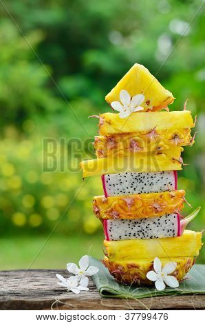 Tårn af ananas og dragon frugt skåret i skiver