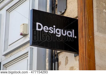 Bordeaux , Aquitaine  France - 06 01 2023 : Desigual Brand Logo And Text Sign On Entrance Wall Facad