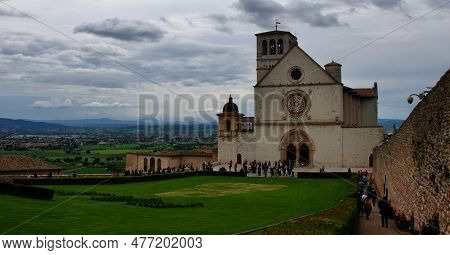 Assisi, Italy - May 2023: Tourists Visiting San Francesco D\'assisi Basilica In Assisi, Italy