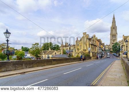 Stamford, Uk - September 22, 2022: View Of The Stamford Bridge Over The Welland River, And The Saint