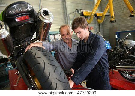 Tanár a diákok mechanika működő kerékpáros