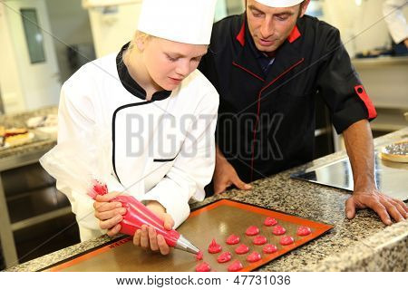 Studente in pasticceria, biscotti con l'aiuto dell'insegnante