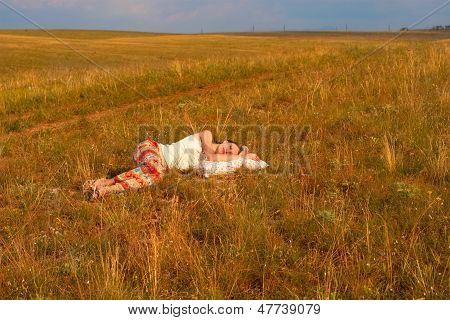Donna con nastri dormire nel prato
