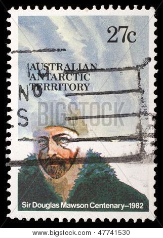 AUSTRALIA - CIRCA 1982: Un francobollo stampato nel territorio antartico australiano dedicato a Sir Douglas Ma