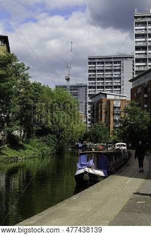 London - 05 28 2022: Bend Of The Grand Union Canal With Houseboats